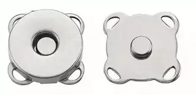 MAGNEETTIKIINNITIN LITTEÄ OMMELTAVA HOPEA 19 X 19 MM (96147-NI) - Laukku-ja kukkarotarvikkeet - 27990 - 1