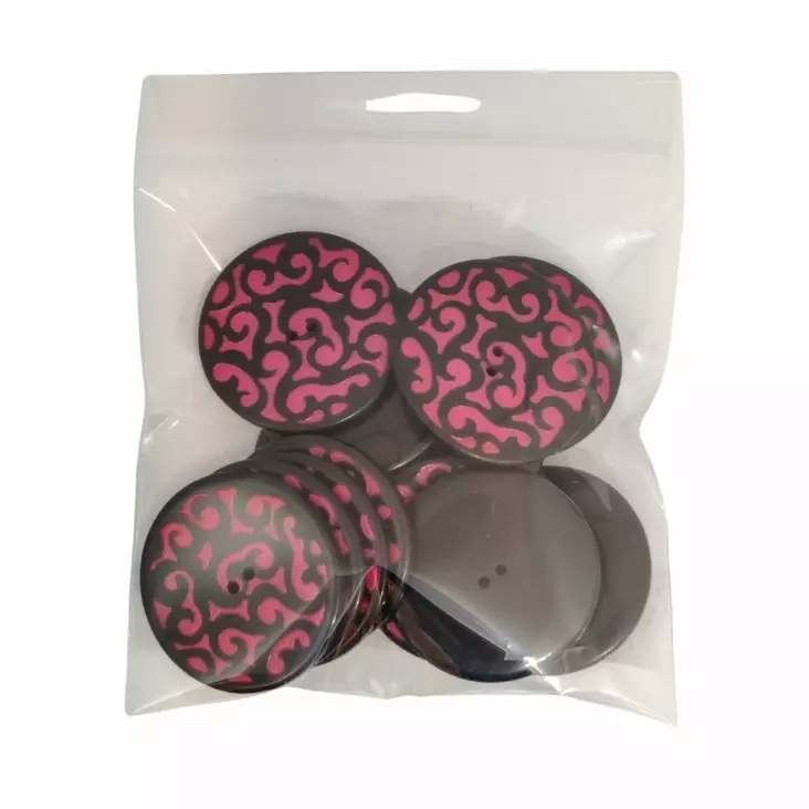 MUOVINEN 2-REIKÄ NAPPI 38 MM MUSTA/PUNAINEN KUVIO 1PUSSI (N. 10 KPL) N4725-38 - Koristenapit - 36670 - 1