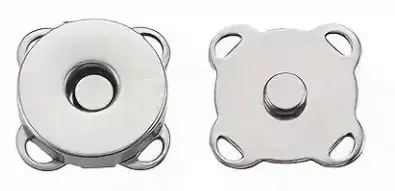 MAGNEETTIKIINNITIN LITTEÄ OMMELTAVA HOPEA 15 X15 MM - Laukku-ja kukkarotarvikkeet - 31996 - 1